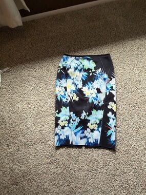 Elie Tahari reversible Black/ blue Floral Pencil Skirt